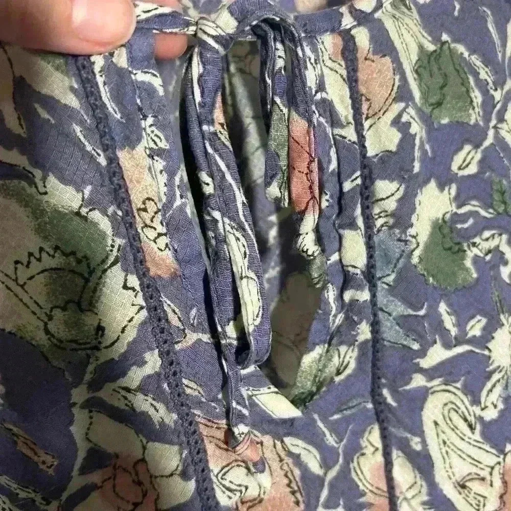 Lucky Brand Pullover, round Neck with v-neck at tie, boho, flower, top. Small - Picture 3 of 9